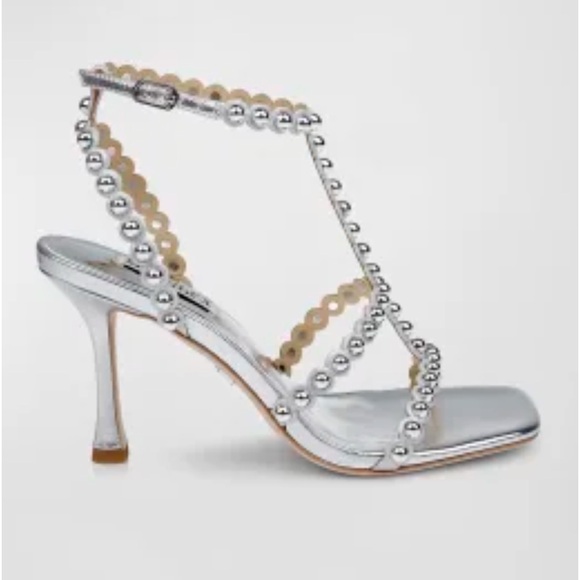 Badgley Mischka
Camilia Dome Stud T-Strap Sandals
$255 silver Sz 10 gently use - Picture 1 of 16